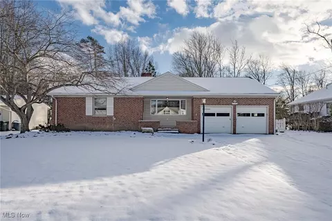 6708 Thornapple Dr, Mayfield Village, OH 44143