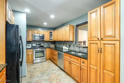 Kitchen - 8471 Summit Dr, Chagrin Falls, OH 44023 photo 2 of 5