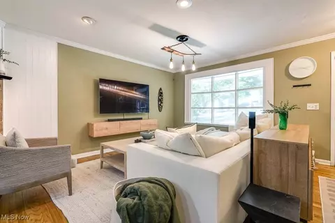 Living - 8471 Summit Dr, Chagrin Falls, OH 44023 photo 3 of 6