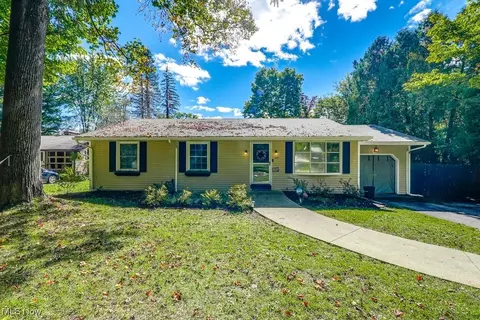 8471 Summit Dr, Chagrin Falls, OH 44023