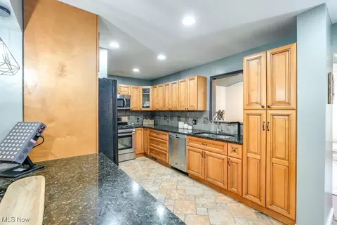 Kitchen - 8471 Summit Dr, Chagrin Falls, OH 44023 photo 5 of 5