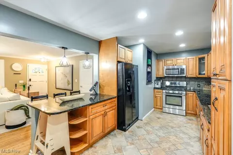 Kitchen - 8471 Summit Dr, Chagrin Falls, OH 44023 photo 4 of 5