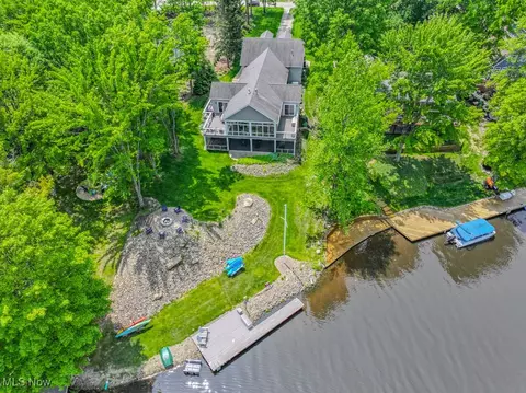 1560 Lake Crest Dr, Roaming Shores, OH 44084