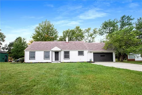 3730 Beacon Dr, Beachwood, OH 44122