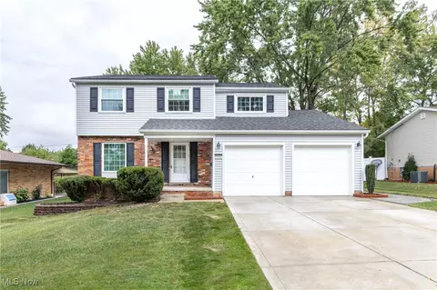 5140 Woodbury Hills Dr, Parma, OH 44134