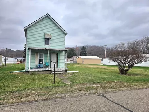 2660 S Lawn Ave, Coshocton, OH 43812