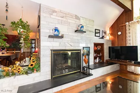 Living - 23 Minnewawa Dr, Timberlake, OH 44095 photo 5 of 5