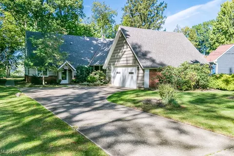 23 Minnewawa Dr, Timberlake, OH 44095