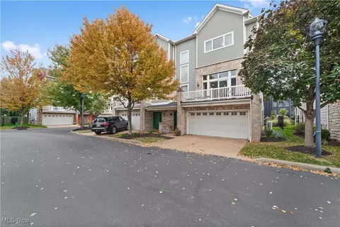 2257 City View Dr, Cleveland, OH 44113