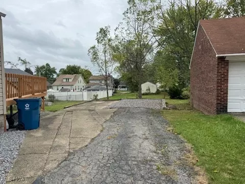 520 8th St, Struthers, OH 44471 photo 3
