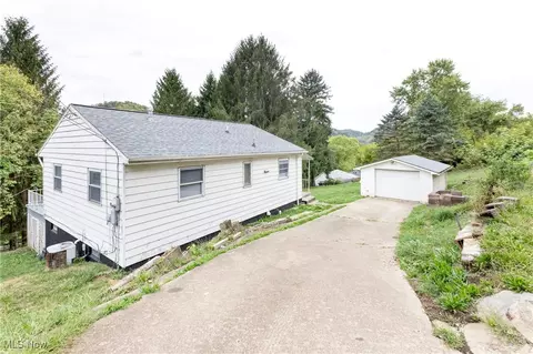 108 Ashbury Cir, Wheeling, WV 26003 photo 2