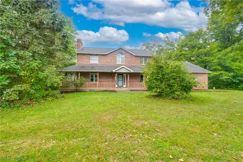 7394 Pinedale St NE, Hartville, OH 44632