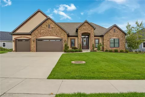 905 Pickforde Dr NE, North Canton, OH 44720