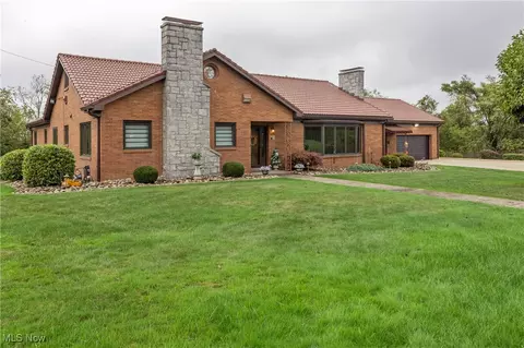 111 Meadowbrook Ln, Weirton, WV 26062