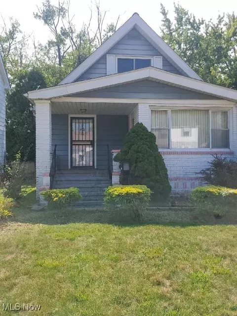13820 North Dr, Garfield Heights, OH 44105