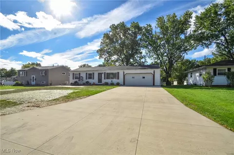 3904 Adrian Dr SE, Warren, OH 44484