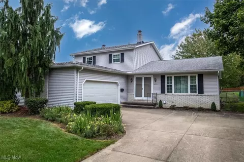 4155 Fielding Dr, North Olmsted, OH 44070