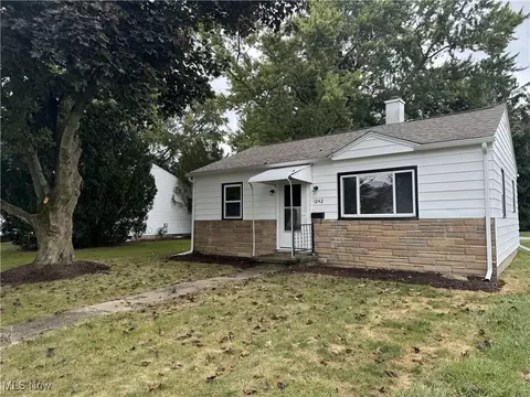 1242 Douglass Ave, Barberton, OH 44203