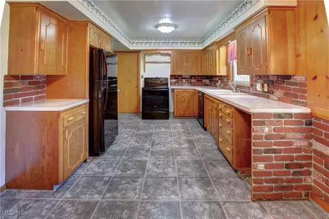 Kitchen - 6958 Manor Dr, Elyria, OH 44035 photo 2 of 2