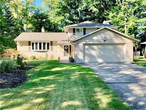 1076 Colony Dr, Highland Heights, OH 44143
