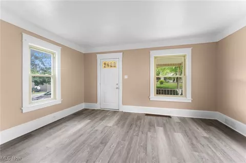 Living - 45 Charles St, Struthers, OH 44471 photo 3 of 4