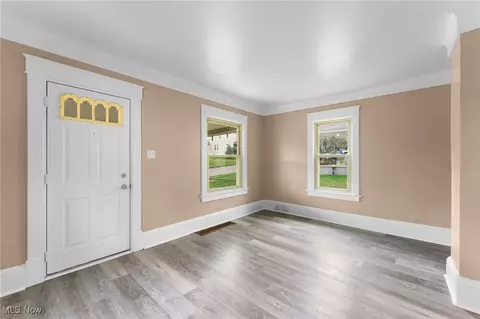 Living - 45 Charles St, Struthers, OH 44471 photo 2 of 4