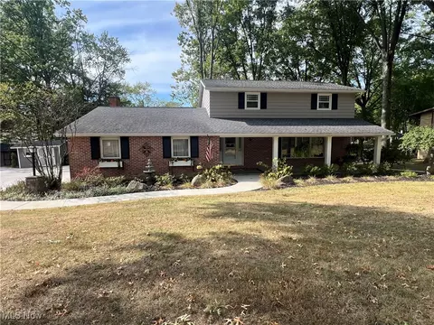 1282 Parklane Dr NW, New Philadelphia, OH 44663