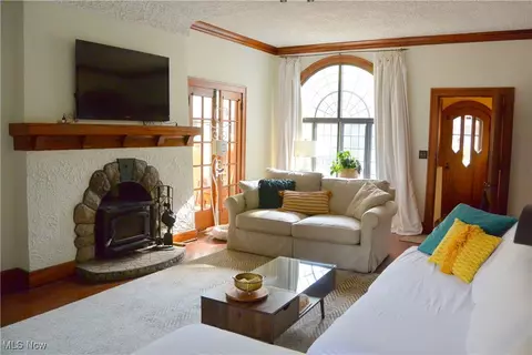 Living - 248 Ohio St, Elyria, OH 44035 photo 1 of 5