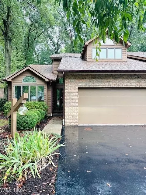 9071 Inverrary Dr SE, Howland, OH 44484