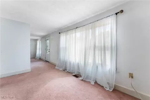 Living - 810 Walnut Rd SE, Massillon, OH 44646 photo 4 of 7