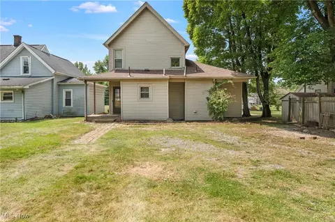 Exterior - 810 Walnut Rd SE, Massillon, OH 44646 photo 3 of 7