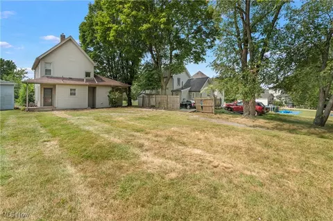 Exterior - 810 Walnut Rd SE, Massillon, OH 44646 photo 2 of 7