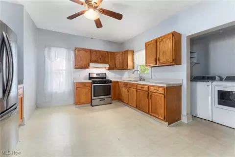 Kitchen - 810 Walnut Rd SE, Massillon, OH 44646 photo 2 of 2