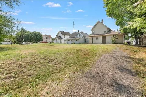 Exterior - 810 Walnut Rd SE, Massillon, OH 44646 photo 6 of 7