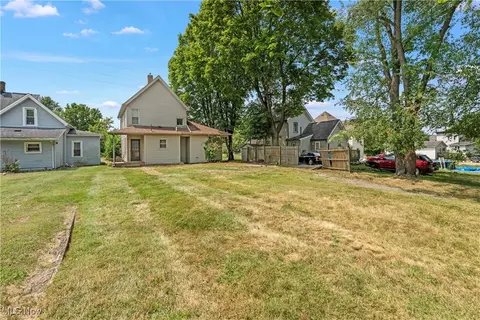Exterior - 810 Walnut Rd SE, Massillon, OH 44646 photo 4 of 7