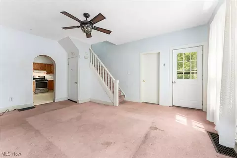 Living - 810 Walnut Rd SE, Massillon, OH 44646 photo 2 of 7