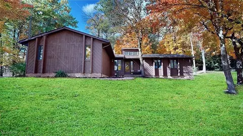8680 Melody Ln, Macedonia, OH 44056