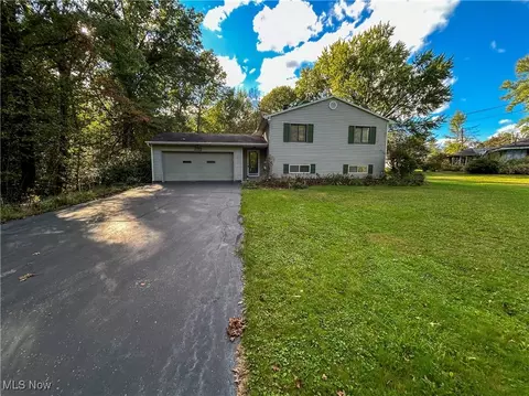5680 Breezewood Dr SE, Brookfield, OH 44403