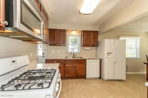 Kitchen - 3935 Harvard Dr, Willoughby, OH 44094 photo 2 of 3