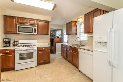 Kitchen - 3935 Harvard Dr, Willoughby, OH 44094 photo 3 of 3