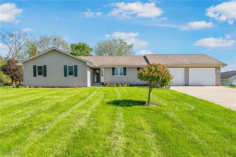 364 Foxbury Dr SW, Carrollton, OH 44615