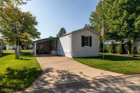 13 Trolleyview Ln, Olmsted Twp, OH 44138