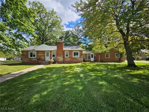 7529 Mapleway Dr, Olmsted Falls, OH 44138
