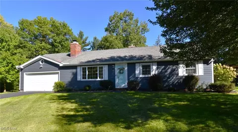 211 Hiram College Dr, Sagamore Hills, OH 44067