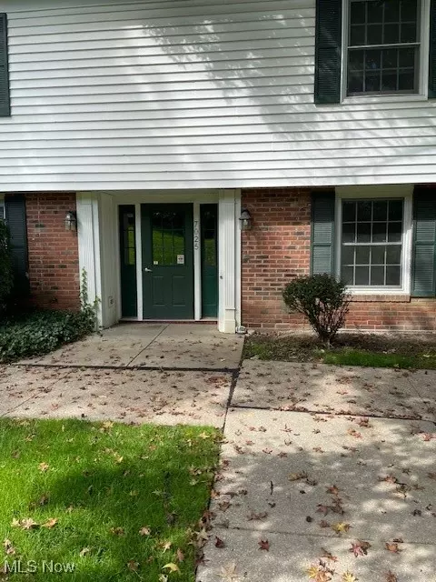 7025 Carriage Hill Apt 104 Dr, Brecksville, OH 44141