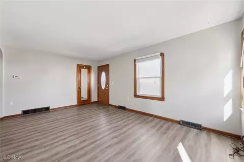 1045 Bell Ct, Elyria, OH 44035 photo 4