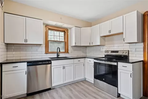 1045 Bell Ct, Elyria, OH 44035 photo 10