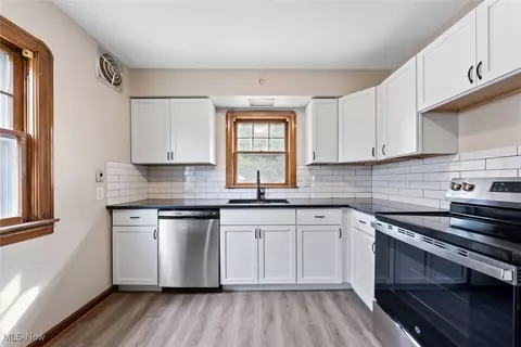 1045 Bell Ct, Elyria, OH 44035 photo 12