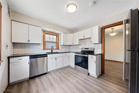 1045 Bell Ct, Elyria, OH 44035 photo 9
