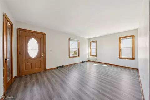 1045 Bell Ct, Elyria, OH 44035 photo 2